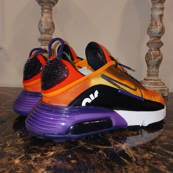 Nike Air Max 2090 Streetwear/Lifestyle Shoes Size 9.5 Men/11 Women - Picture 5 of 9